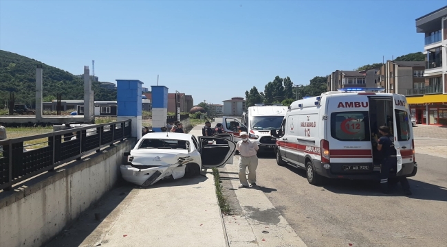 Zonguldak'ta iki otomobilin çarpıştığı kazada baba ve iki çocuğu yaralandı