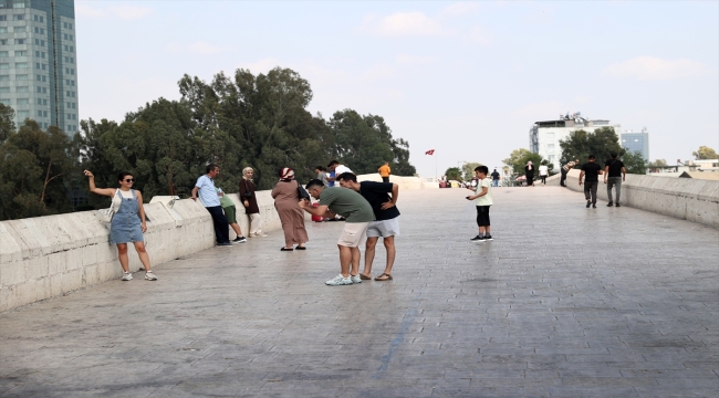 Adana'da tarihi köprüye sprey boyayla yazı yazılmasına vatandaşlardan tepki