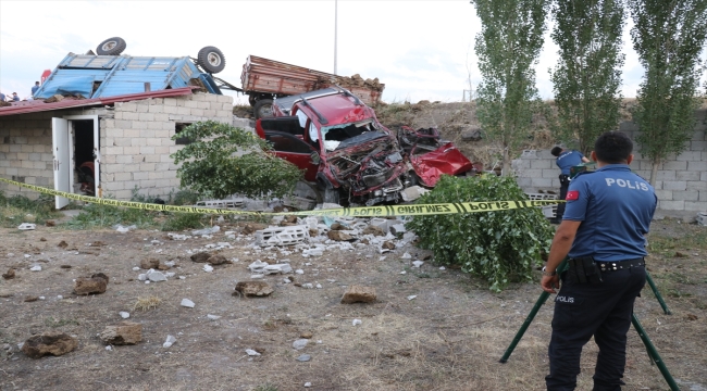 Ağrı'da kamyonet ile traktörün çarpışması sonucu 6 kişi yaralandı