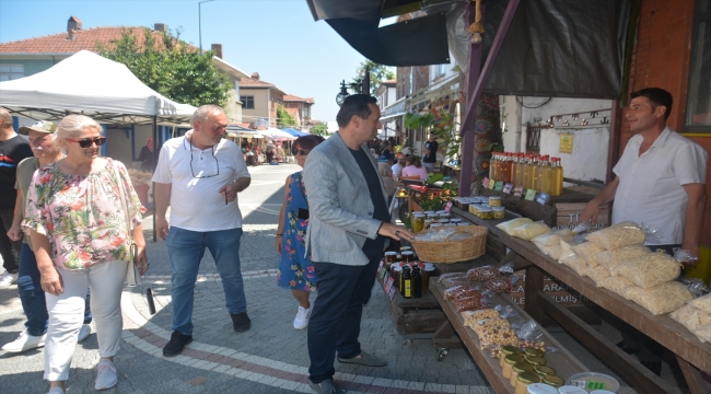 Akçakoca'da tarihi mahallede kurulan yöresel pazar turizme katkı sunuyor 