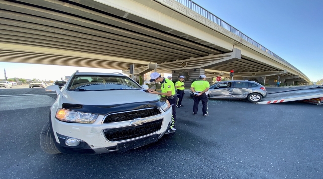 Aksaray'da cip ile otomobilin çarpışması sonucu 6 kişi yaralandı