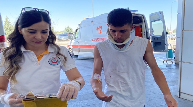 Aksaray'da refüje çarpan otomobildeki 5 kişi yaralandı