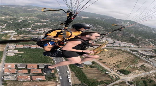 Alanya'da müzisyen yamaç paraşütü yaparken enstrüman çaldı