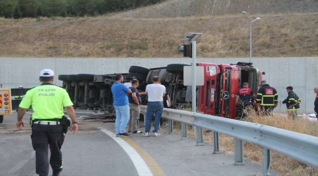 Amasya'da devrilen un yüklü tırın sürücüsü öldü