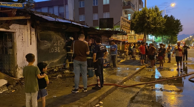 Antalya'da çıkan yangında 2 iş yeri hasar gördü