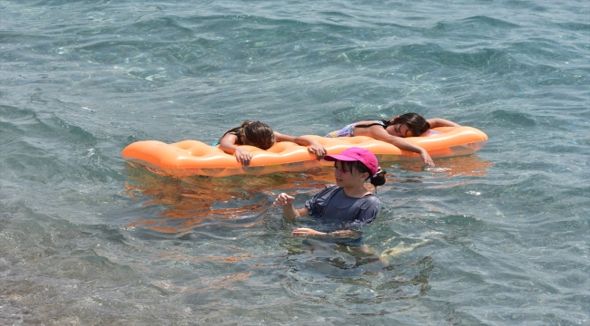 Antalya'da sıcak hava ve nemden bunalanlar sahillerde yoğunluk oluşturdu