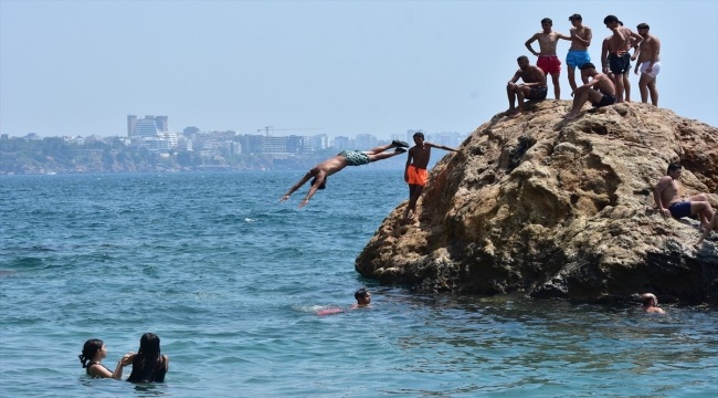 Antalya'da sıcak hava ve yüksek nem bunalttı