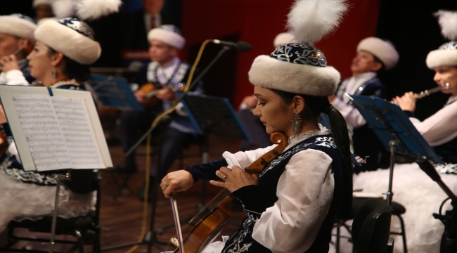 Antalya'da Tattimbet Akademik Halk Çalgıları Orkestrası konser verdi