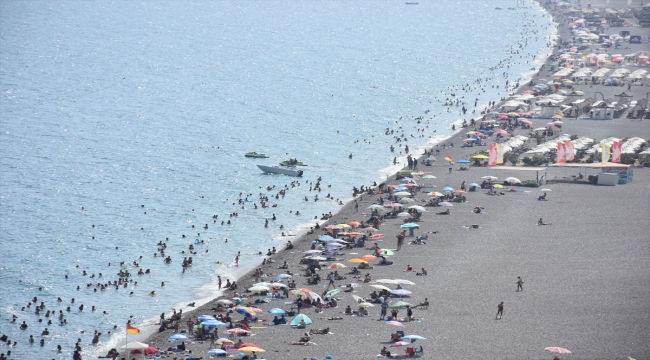 Antalya'nın sahillerinde yoğunluk yaşanıyor