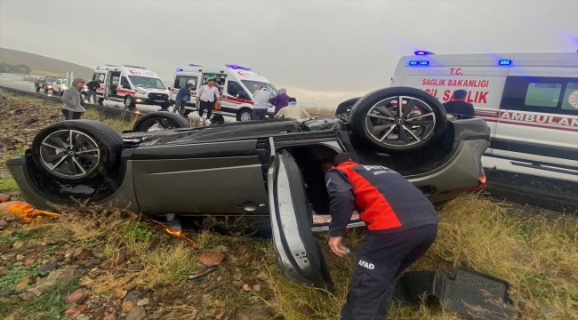 Ardahan'da devrilen otomobildeki 6 kişi yaralandı