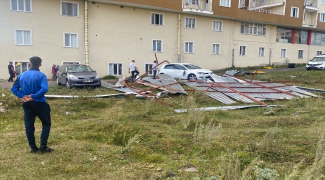 Ardahan'da fırtına nedeniyle çatılar uçtu, araçlarda hasar meydana geldi