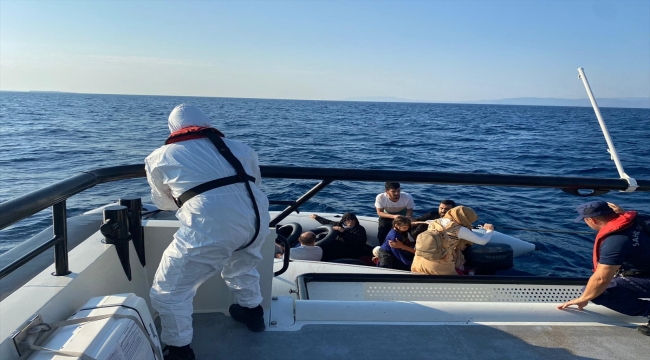 Ayvalık açıklarında lastik botlardaki 19 düzensiz göçmen kurtarıldı