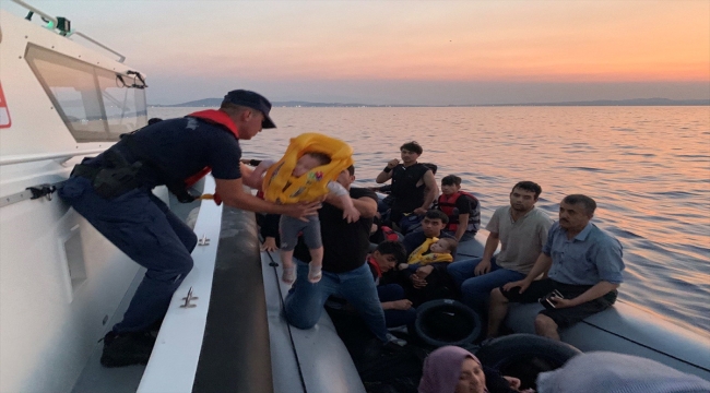 Ayvalık açıklarında lastik botlardaki 37 düzensiz göçmen kurtarıldı