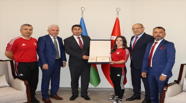 Azerbaycan Cumhurbaşkanı Aliyev'den milli halterci Cansu Bektaş'a özel madalya