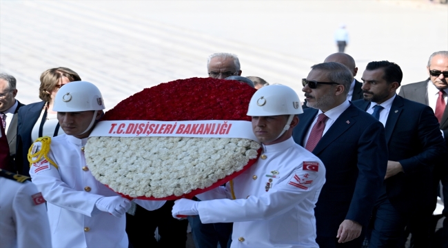 Bakan Fidan, 14. Büyükelçiler Konferansı'na katılan büyükelçilerle Anıtkabir'i ziyaret etti