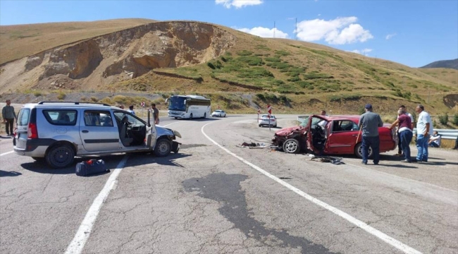 Bayburt'ta otomobil ile hafif ticari aracın çarpıştığı kazada 11 kişi yaralandı