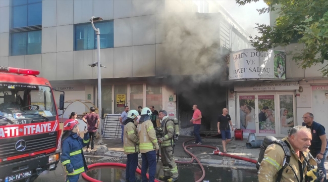 Bayrampaşa'da bir iş merkezinde çıkan yangına itfaiye ekiplerince müdahale ediliyor