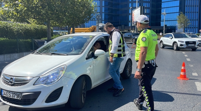 Beşiktaş'ta yayalara yol vermeyen sürücülere ceza kesildi