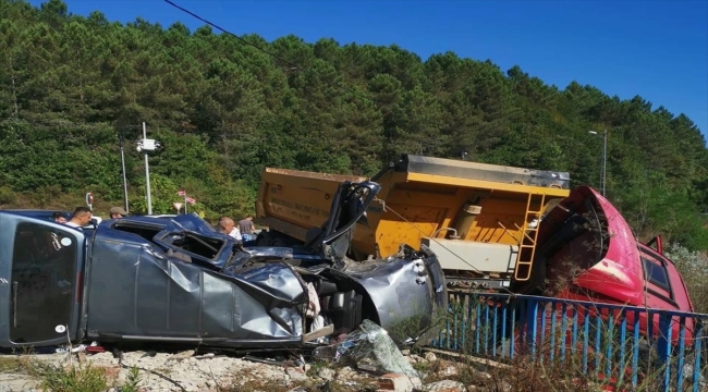 Beykoz'da hafif ticari aracın hafriyat tırıyla çarpıştığı kazada sürücüler yaralandı