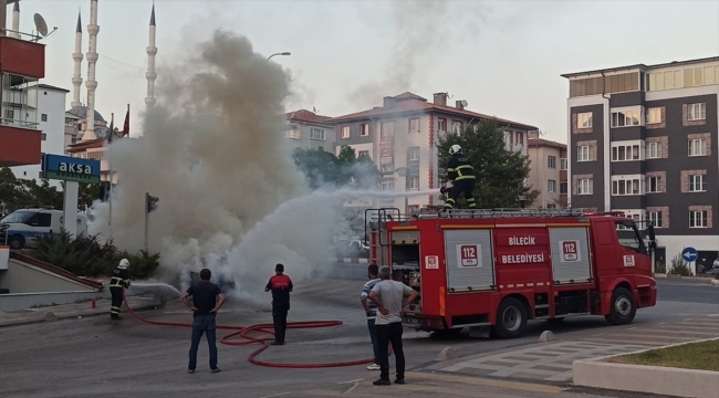 Bilecik'te kırmızı ışıkta bekleyen otomobil alev aldı