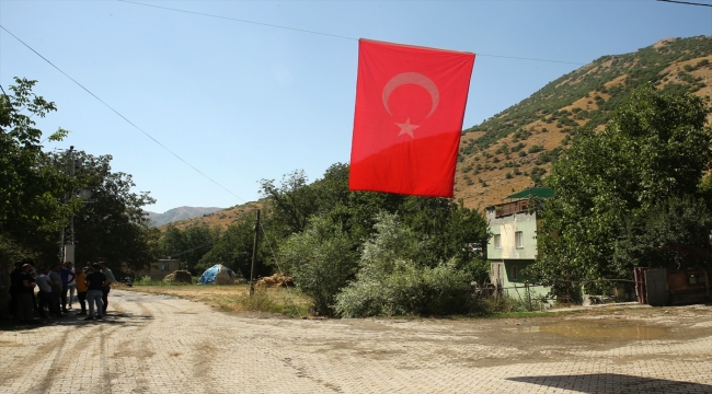 Bitlis'te Şehit Piyade Sözleşmeli Er Barlık'ın babaevine ve köyüne bayraklar asıldı