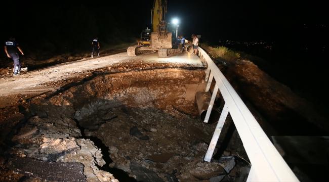 Bodrum'da içme suyu isale hattında meydana gelen patlama nedeniyle yol çöktü