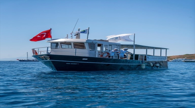 Bodrum'da iki atık alım gemisi ile teknelerde biriken çöpler toplanıyor