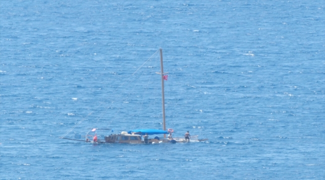 Bodrum'da karaya oturan teknedeki 3 kişi kurtarıldı