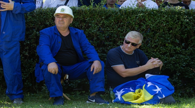 Bosna Hersekli madenciler maaşlarının ödenmediği gerekçesiyle protesto düzenledi