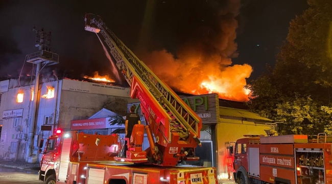 Bursa'da ahşap kapı fabrikasında çıkan yangına müdahale ediliyor