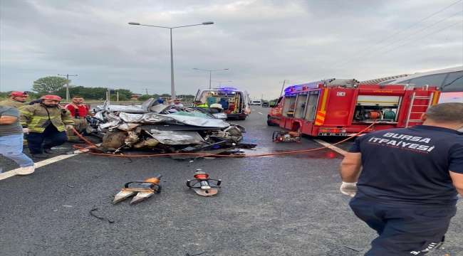 Bursa'da tıra arkadan çarpan otomobildeki 1 kişi öldü, 3 kişi yaralandı