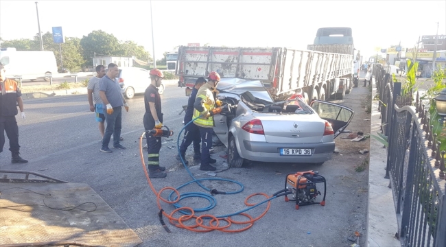 Bursa'da tıra çarpan otomobildeki 4 kişi öldü, 2 kişi yaralandı