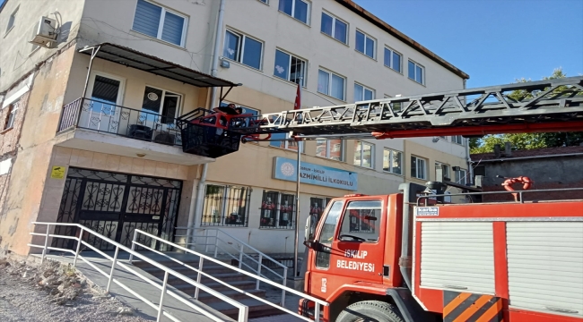 Çorum'da okulun balkonunda mahsur kalan çocuğu itfaiye kurtardı