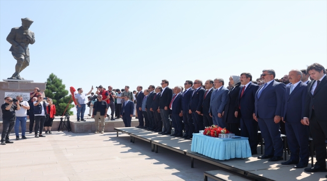 Cumhurbaşkanı Yardımcısı Yılmaz, Başkomutan Mustafa Kemal Anıtı'ndaki törene katıldı 