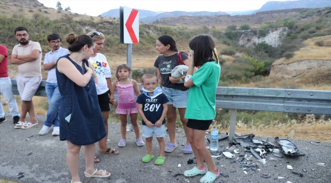 Denizli'de karavan ile hafif ticari araç çarpıştı, 9 kişi yaralandı