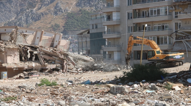 Depremlerden etkilenen Hatay'da ağır hasarlı binaların yıkımı sürüyor