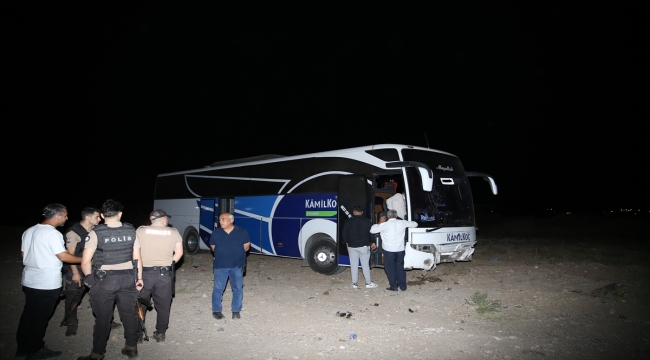 Diyarbakır'da yolcu otobüsü refüje çarptı, 13 kişi yaralandı