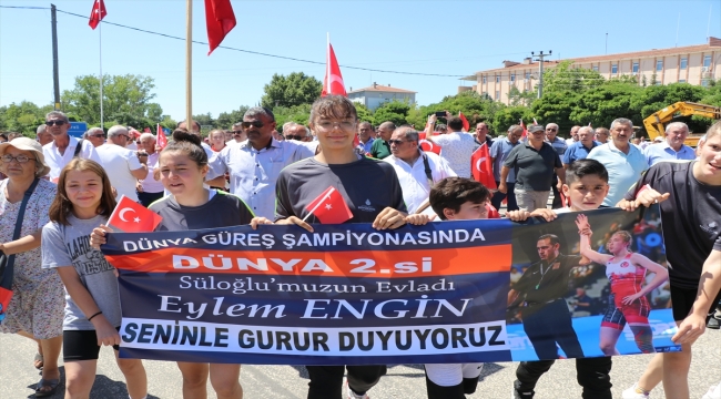 Dünya ikincisi milli güreşçi Eylem Engin, memleketinde davul zurnayla karşılandı