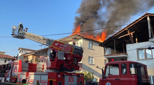 Düzce'de metruk bir binada çıkan ve iki eve sıçrayan yangın söndürüldü