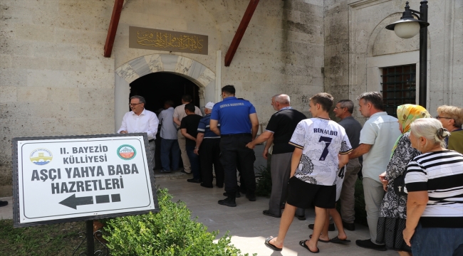 Edirne'de "Aşçı Yahya Baba"nın mutfağında pişirilen aşure dağıtıldı