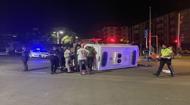 Elazığ'da ambulans ile kamyonetin çarpışması sonucu 5 kişi yaralandı