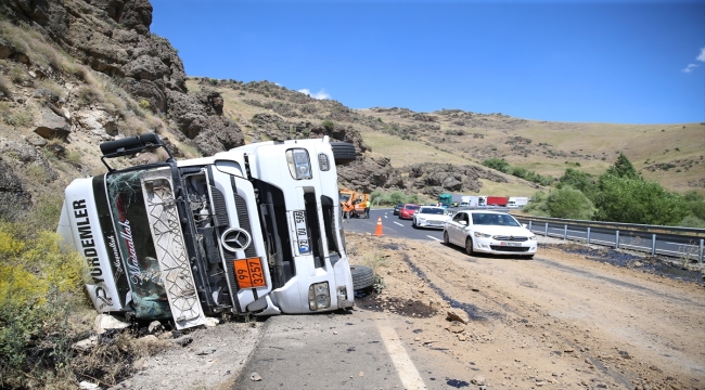 Erzincan'da devrilen zift yüklü tankerin sürücüsü yaralandı