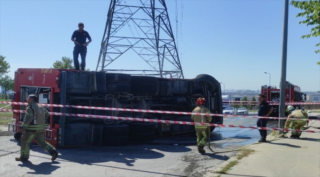 Esenler'de yangına giderken devrilen itfaiye aracındaki 2 personel yaralandı