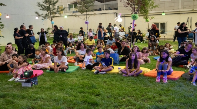 Etlik Şehir Hastanesi'nde tedavi gören minikler, açık hava sinema etkinliğinde buluştu 