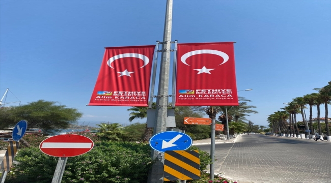 Fethiye'de, Türk bayrağında belediye logosu ve başkanın adının yer aldığı görsellerle ilgili işlem başlatıldı