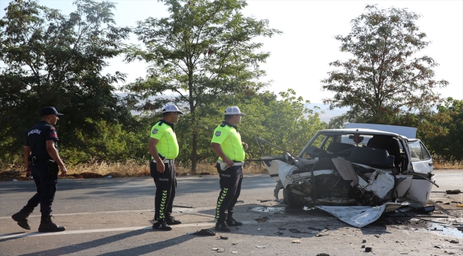 Gaziantep'te 2 otomobil çarpıştı, 1 kişi öldü, 5 kişi yaralandı