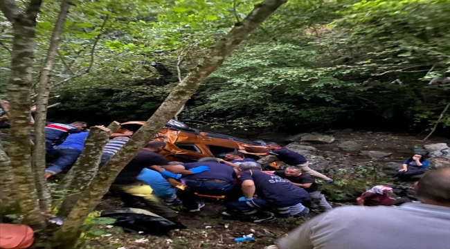 Giresun'da dere yatağına devrilen otomobilde 1 kişi öldü, 4 kişi yaralandı