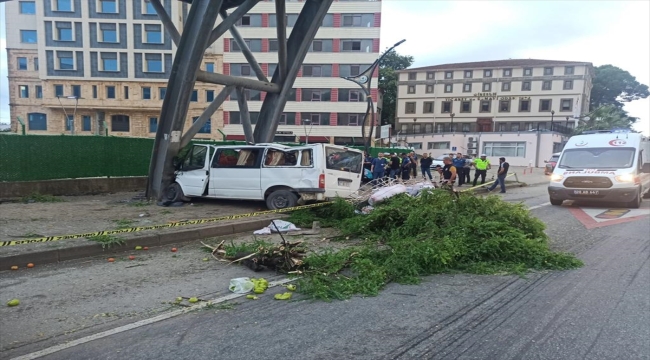 Giresun'da minibüsün üst geçide çarptığı kazada 1 kişi öldü, 13 kişi yaralandı