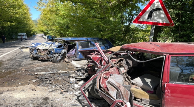 Bartın'da iki otomobil çarpıştı, 2 kişi öldü, 1 kişi yaralandı