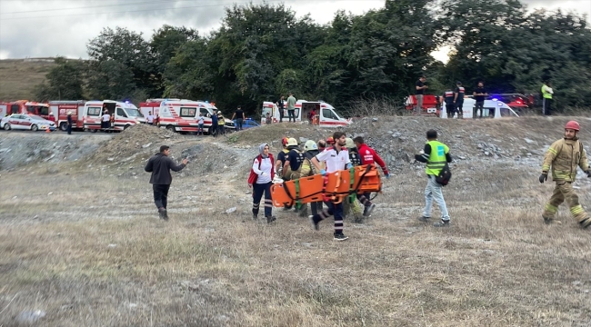 Kemerburgaz'da servis otobüsü kaza yaptı